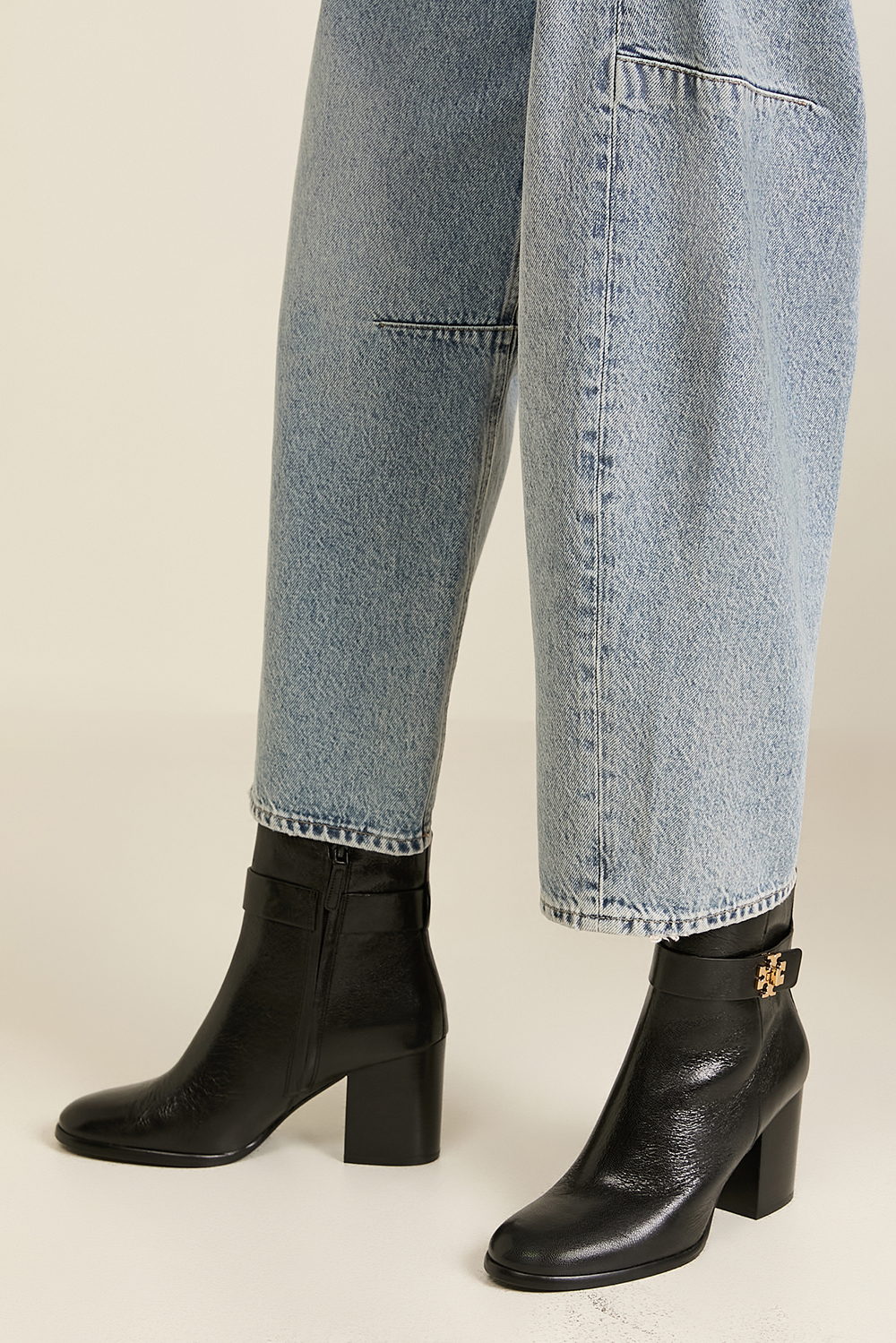 תמונת כל הלוק של מגפוני עקב TORY BURCH